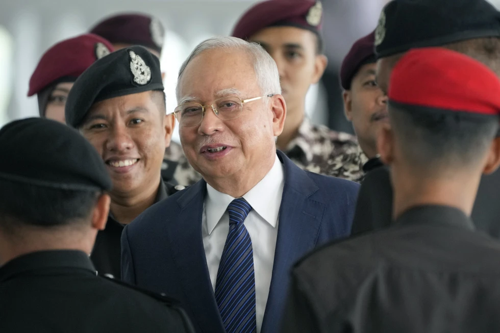 Pengadilan Malaysia membatalkan tuntutan pencucian uang terhadap mantan pemimpin Najib Razak yang dipenjara